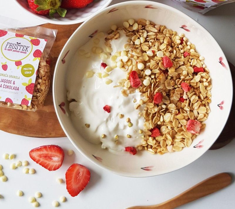 Domača granola Jagode in bela čokolada Fruštek, 350g