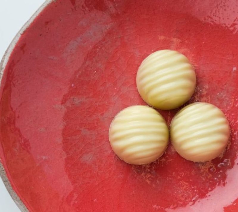 Bonboniera 2×2, pralineji iz bele čokolade z malino, 45 g Kunej