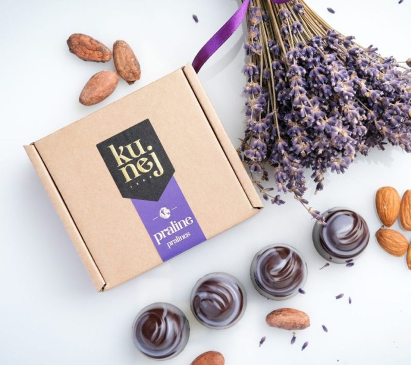 Bonboniera 2×2, pralineji iz temne čokolade s sivko in mandlji, 45 g Kunej
