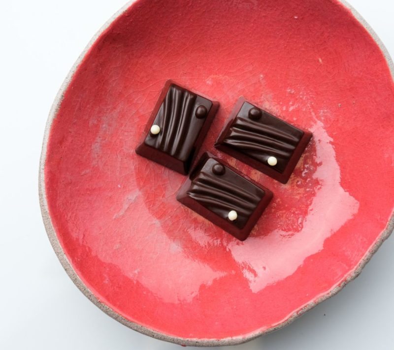 Bonboniera 2×2, pralineji iz temne čokolade z jagodo, 50 g Kunej