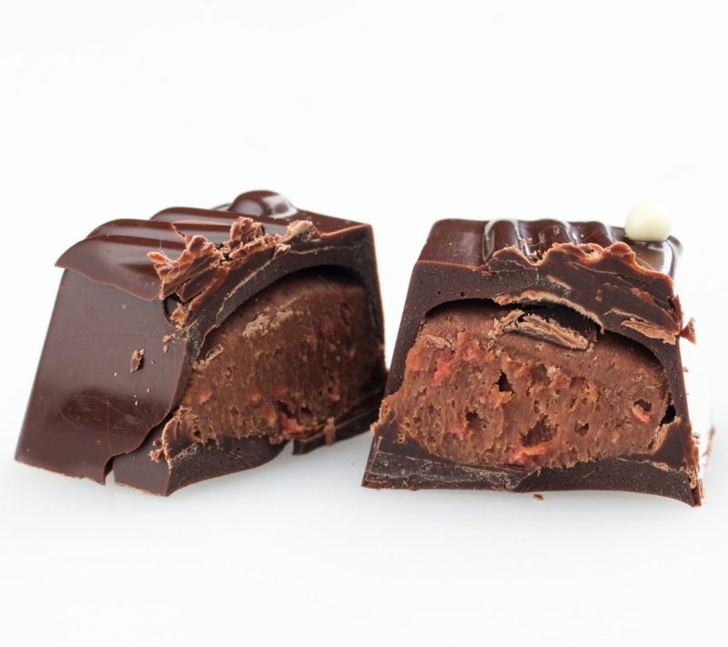 Bonboniera 2×2, pralineji iz temne čokolade z jagodo, 50 g Kunej