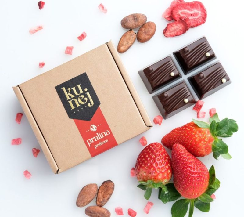 Bonboniera 2×2, pralineji iz temne čokolade z jagodo, 50 g Kunej