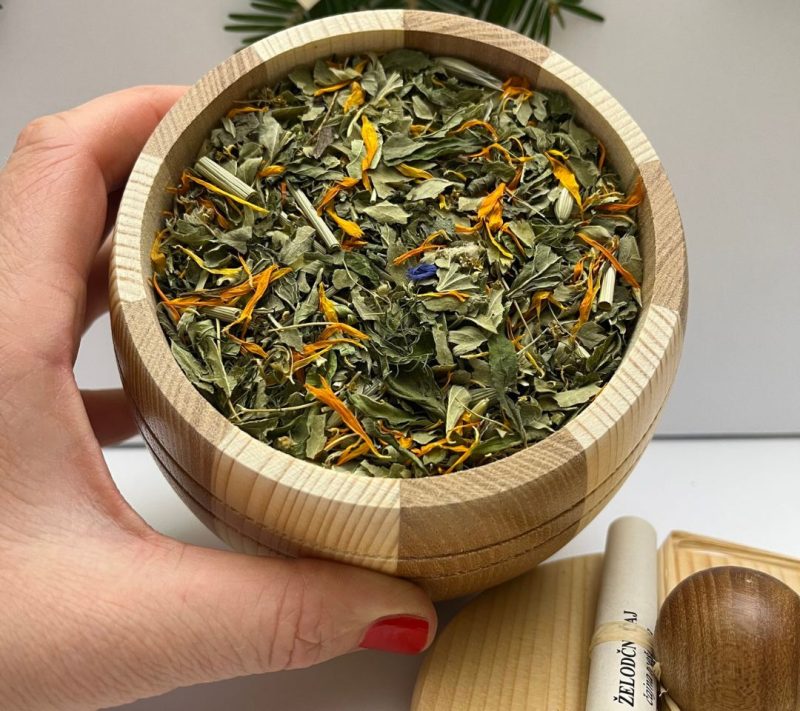 xr:d:DAF-SCLFzDM:1696,j:8114784444926252305,t:24040413 Želodčni čaj v leseni posodici kmetija Kalan