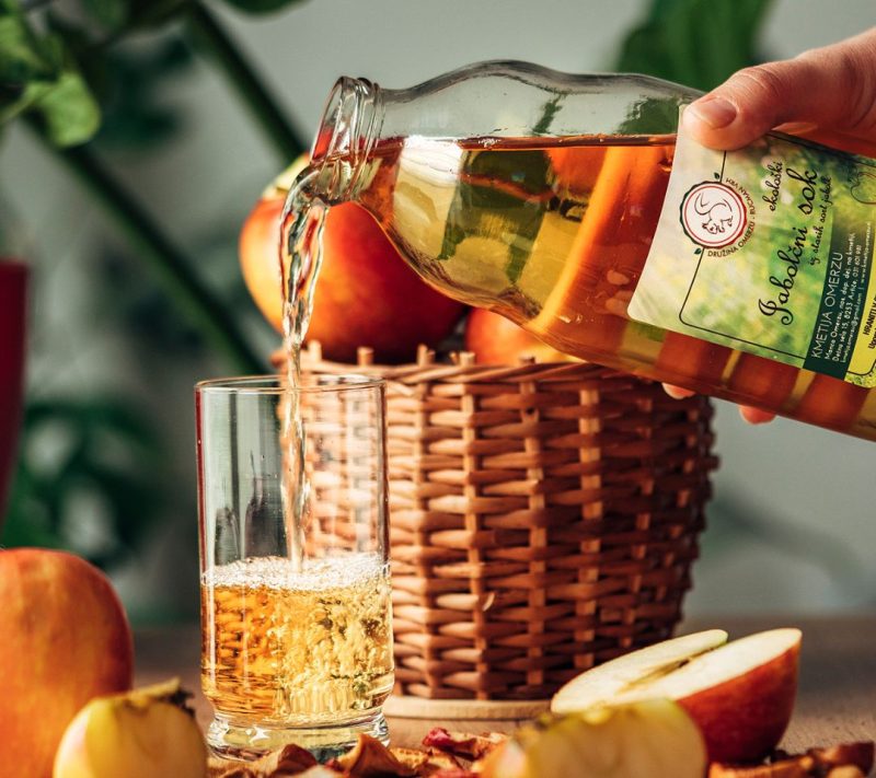 100% naravni jabolčni sok kmetija Omerzu, 1l 100% naravni jabolčni sok kmetija Omerzu, 1l