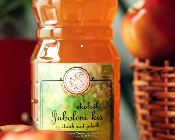 100% naravni jabolčni kis v plastenki kmetija Omerzu, 1l