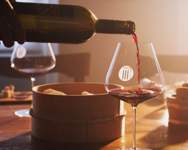 Vodena degustacija devetih različnih suhomesnatih izdelkov ob spajanju s petimi vzorci različnih izbranih vin ter destilata BioSing